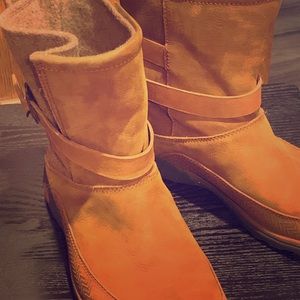Chaco Women’s sz 8 boot Rust Suede